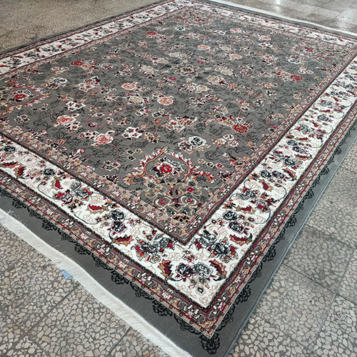 تصویر فرش گیلدا رنگ فیلی از زاویه نزدیک – جزئیات بافت و نقوش با نخ پلیاستر باکیفیت